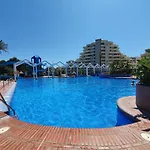 Benalbeach Playa * 贝纳尔马德纳